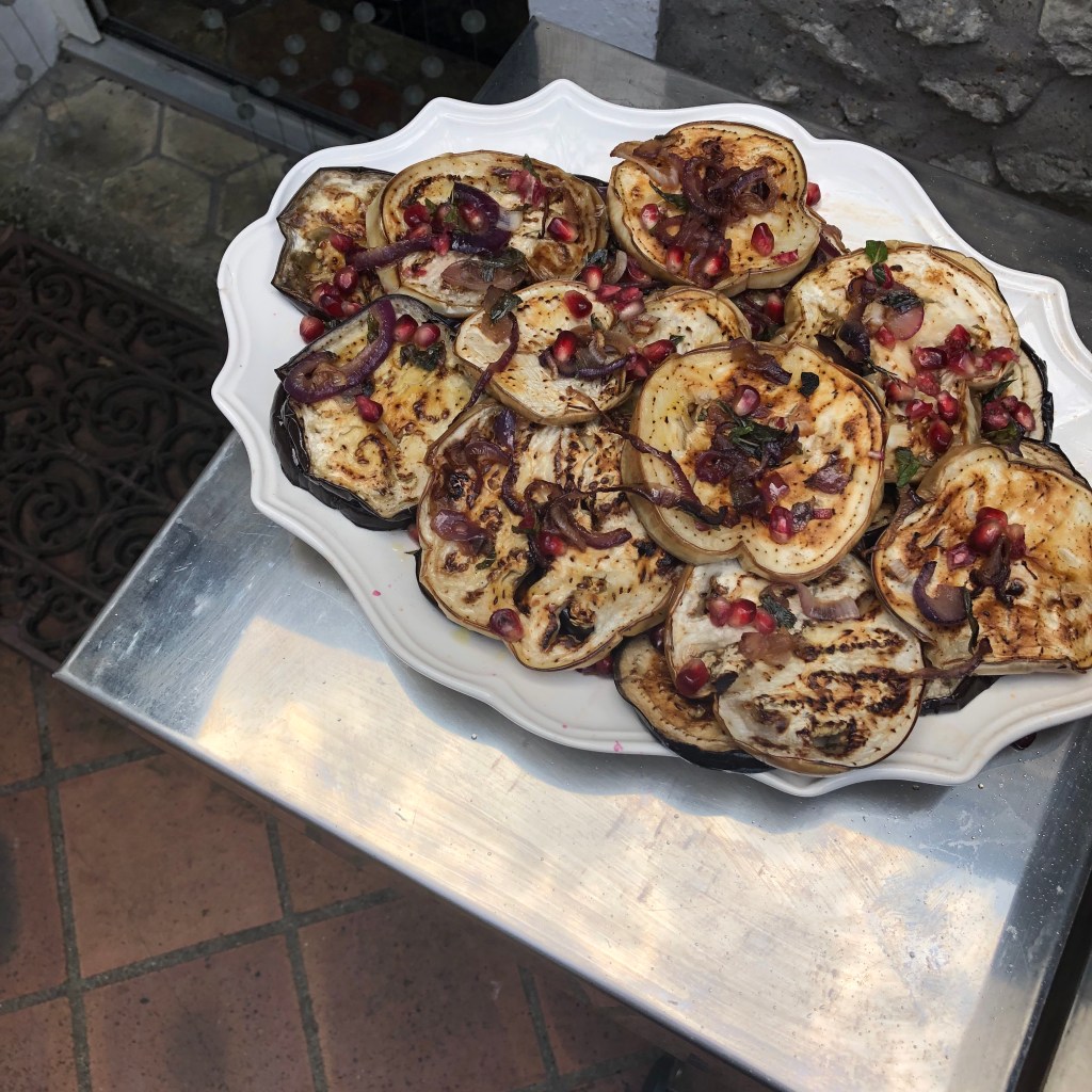 Recette d&rsquo;été : Aubergines grillées, Oignons caramélisés, Menthe et&nbsp;Grenade